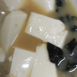 絹ごし豆腐とわかめの味噌汁（昆布だし）